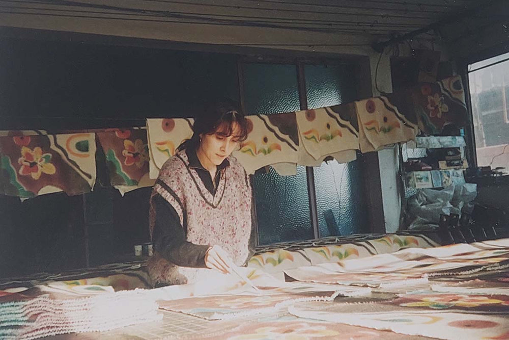 Sanatçı Gönül Kocabıçak'ın 1988 yılına ait kişisel sanat atölyesi ve ilk dönem kumaş baskı çalışmalarından tarihi bir arşiv karesi