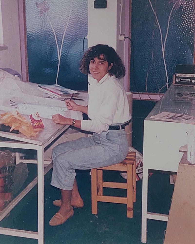 Gönül Kocabıçak'ın 1991 yılında kişisel sanat atölyesinde çizim yaparken çekilen retro fotoğrafı