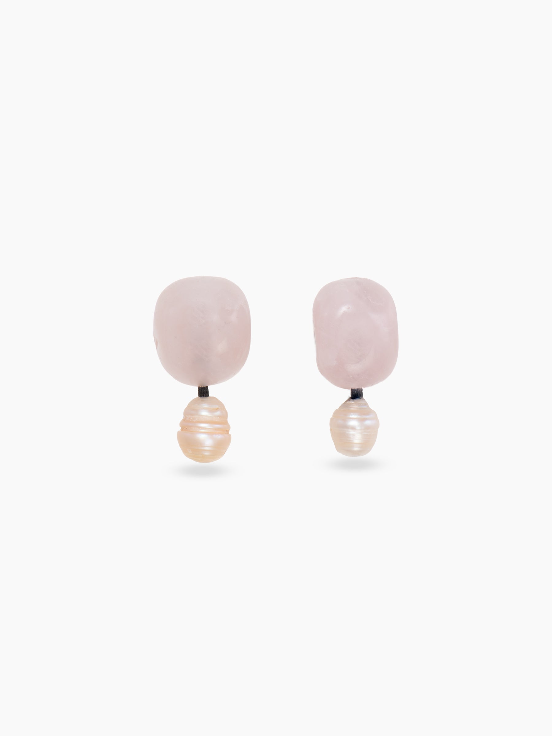 Pembe gül kuvars (rose quartz) ve doğal inci taşlı zarif tasarım küpe tam ön görünüm