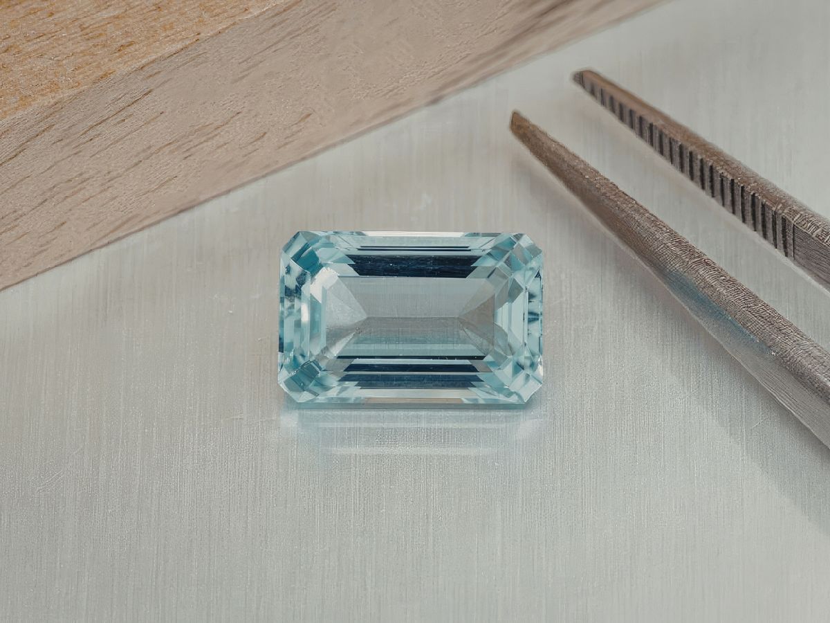 Beyaz yüzey üzerinde açık mavi topaz taşı el yapımı takı üretim malzemesi.
