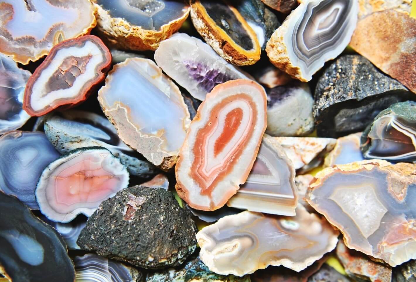 Doğal akik (agate) taşı koleksiyonu için halka desenli taşlardan kapak görseli