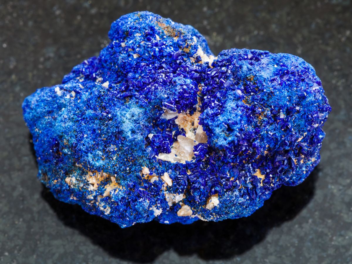 Siyah zemin üzerinde parlak kristal yapısıyla ham azurit minerali parçası