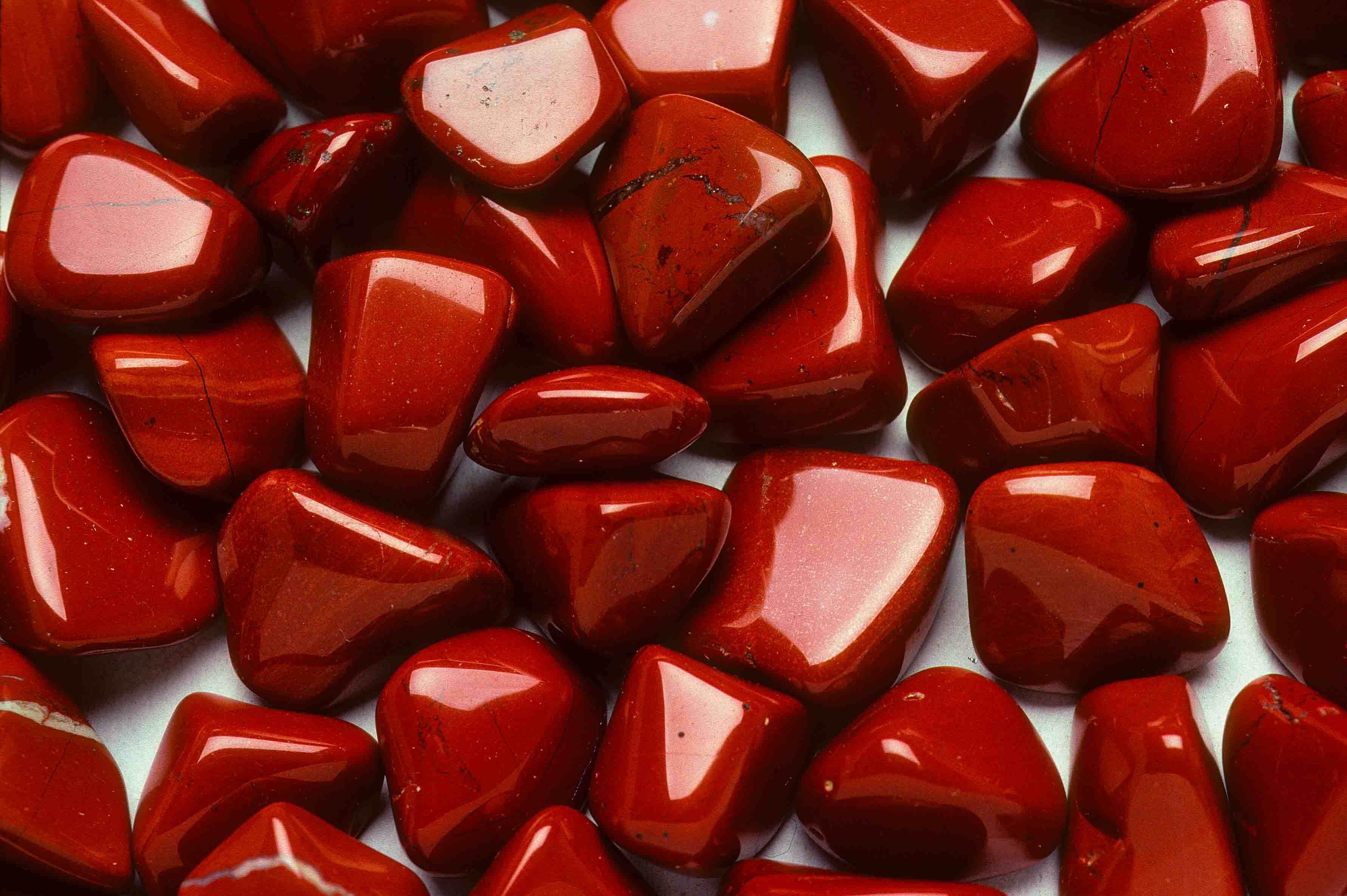 Majolin doğal jasper taşı koleksiyonu için tamburlanmış kırmızı taşlardan kapak görseli