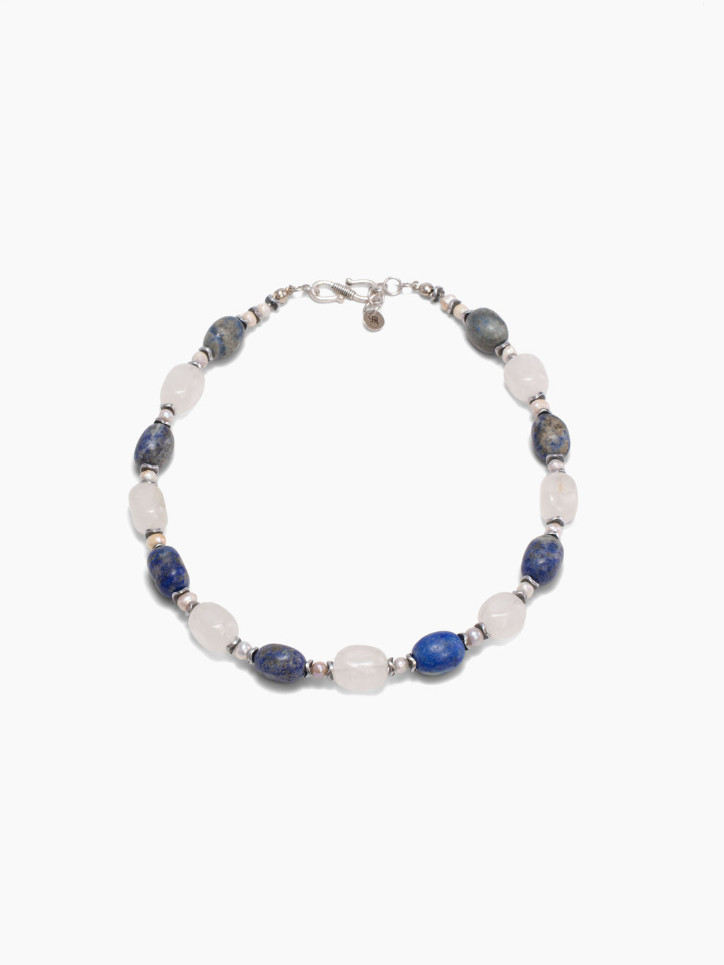 Lapis lazuli ve kuvars taşlı el emeği kolyenin beyaz zeminde üstten görünümü