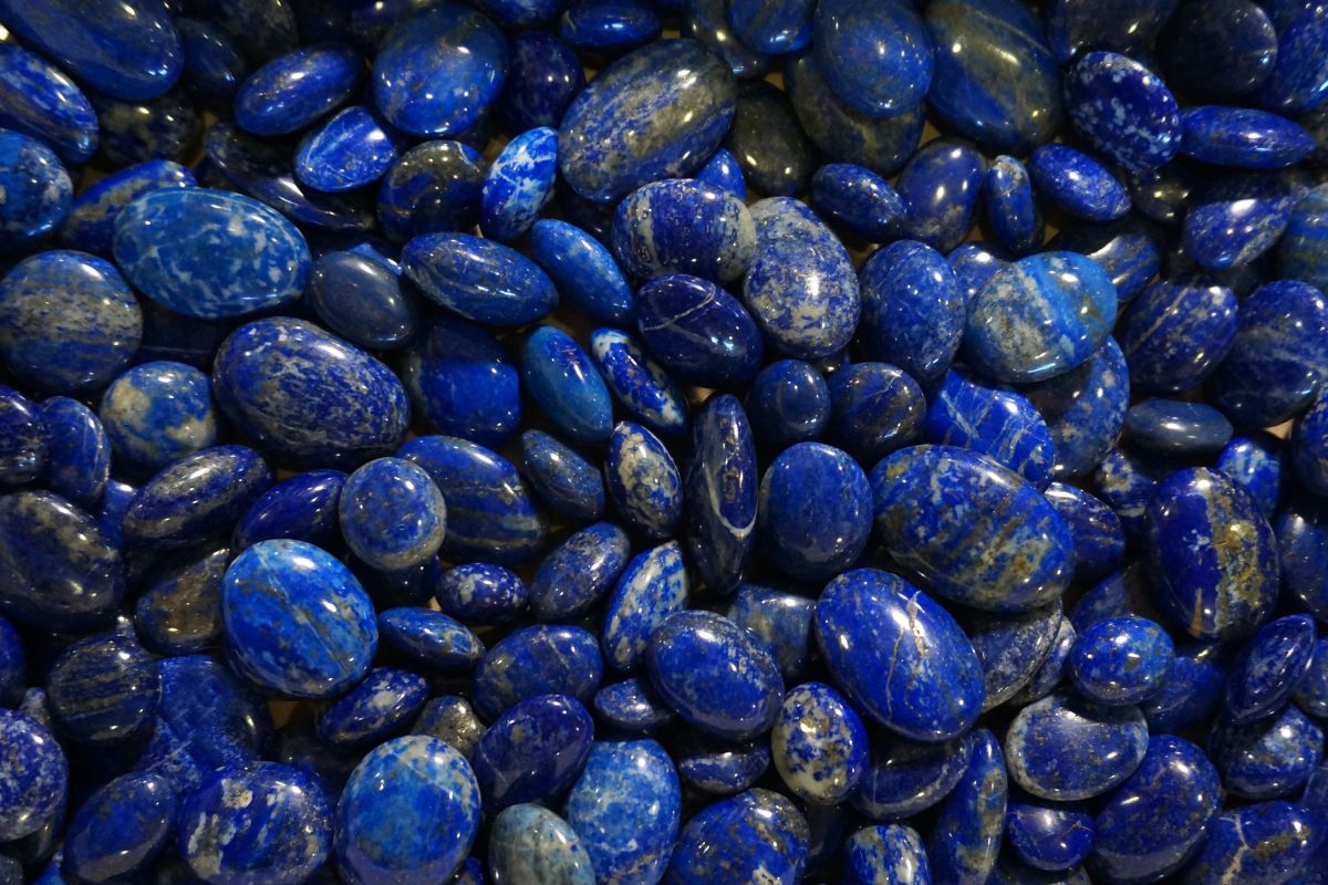 Koyu lacivert tonlarında karışık kesim ufak boy doğal lapis lazuli taşları dizisi