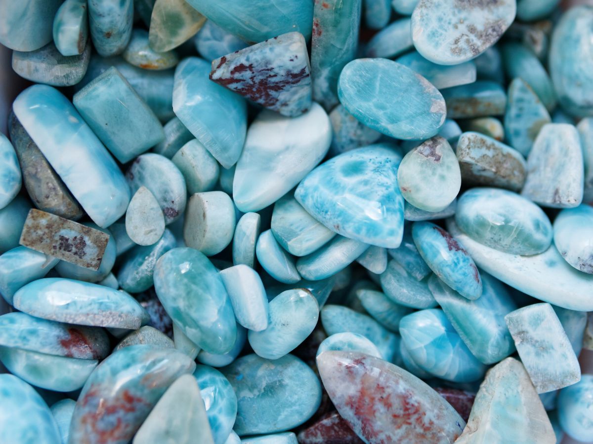 Doğal larimar taşı koleksiyonu için karma tamburlanmış taş kapak görseli