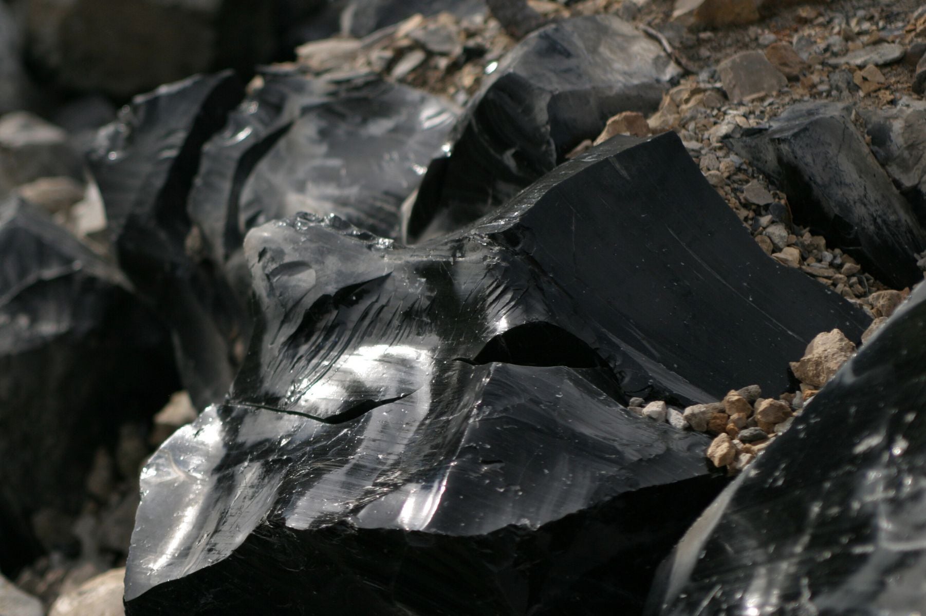 Majolin siyah obsidyen taşı koleksiyonu için parlak yüzeyli kapak görseli