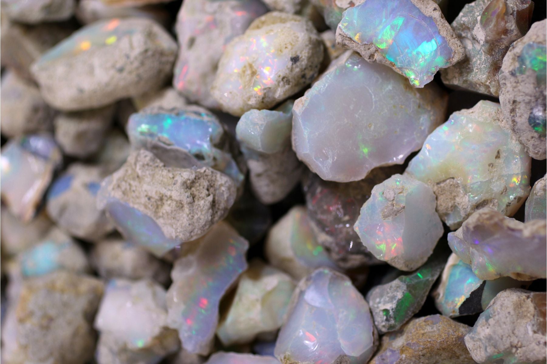 Opal taşı takı koleksiyonu kapak görseli, doğal taş parçaları.