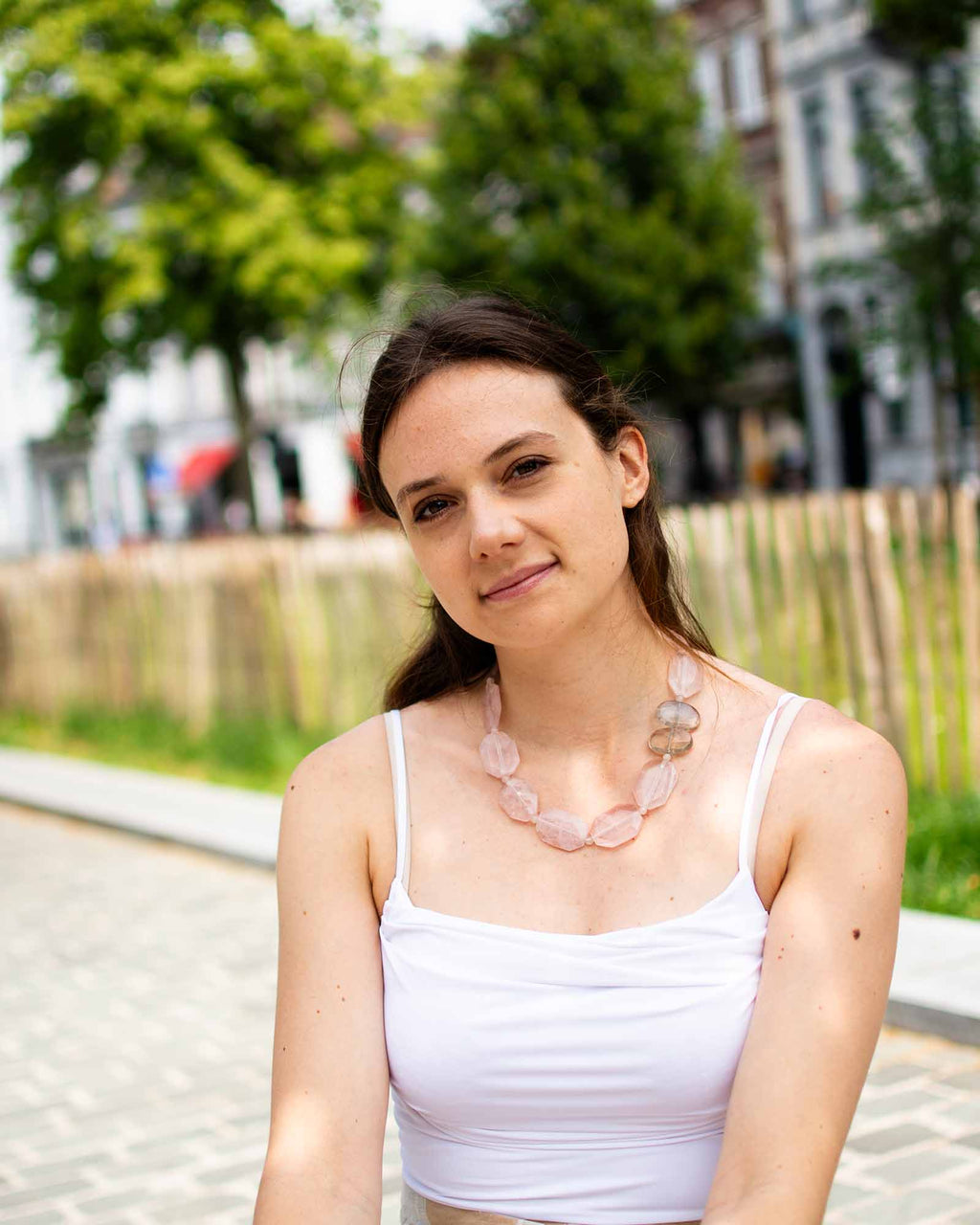 Pembe kuvars taşından tasarlanmış el yapımı doğal taş kadın kolye modeli.