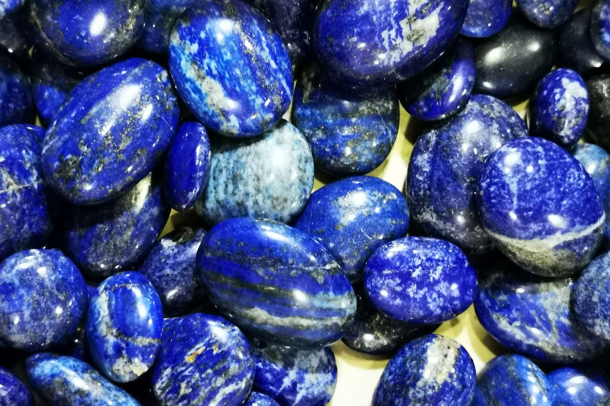 Takı yapımında kullanılan yuvarlak kesim sodalit taşı dizileri ve doğal taş boncuklar.